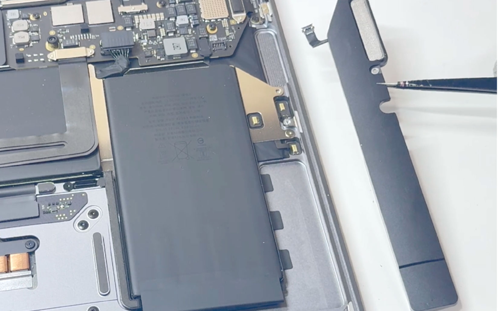 Comment changer les haut-parleurs sur Macbook Air 13 pouces M1 A2337 EMC 3598 - 2020 photo 4