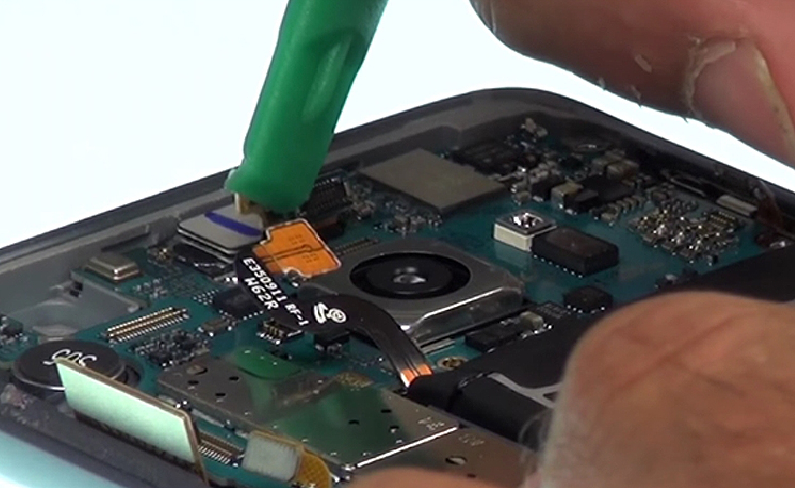 Changement d'écran (vitre+LCD) sur Galaxy S7 photo 4