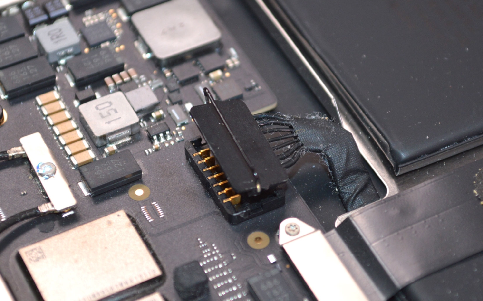 Comment changer le connecteur de charge sur Macbook Air 13 pouces M1 A2337 EMC 3598 - 2020 photo 4