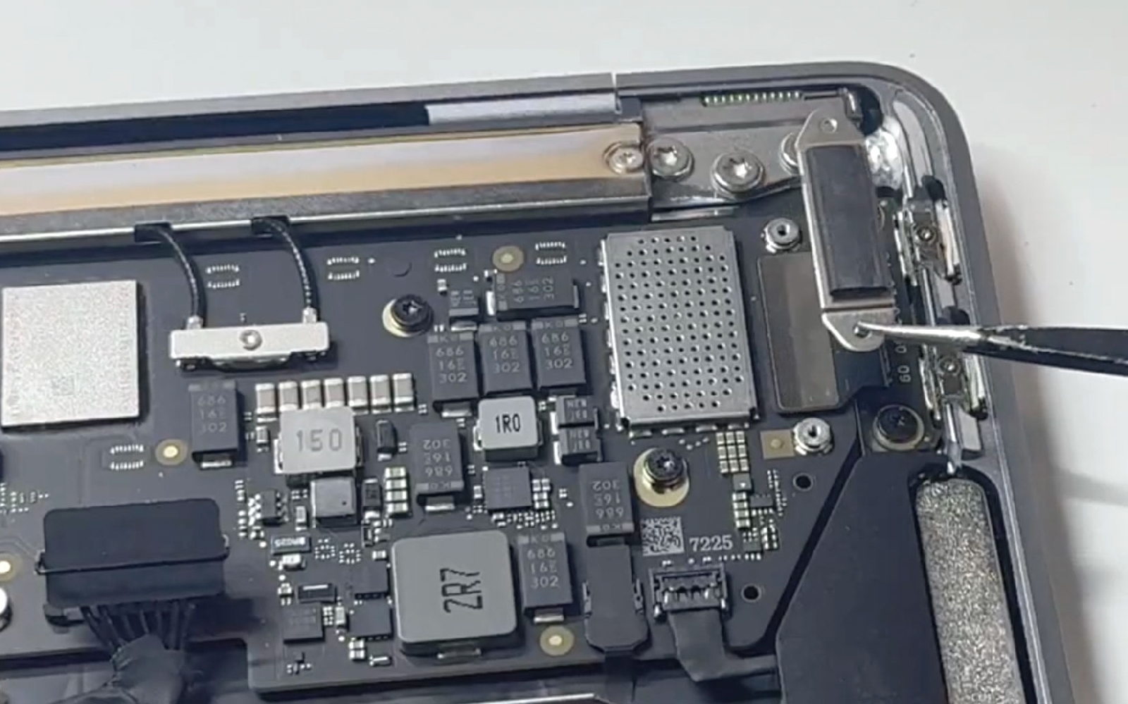 Comment changer le connecteur de charge sur Macbook Air 13 pouces M1 A2337 EMC 3598 - 2020 photo 2