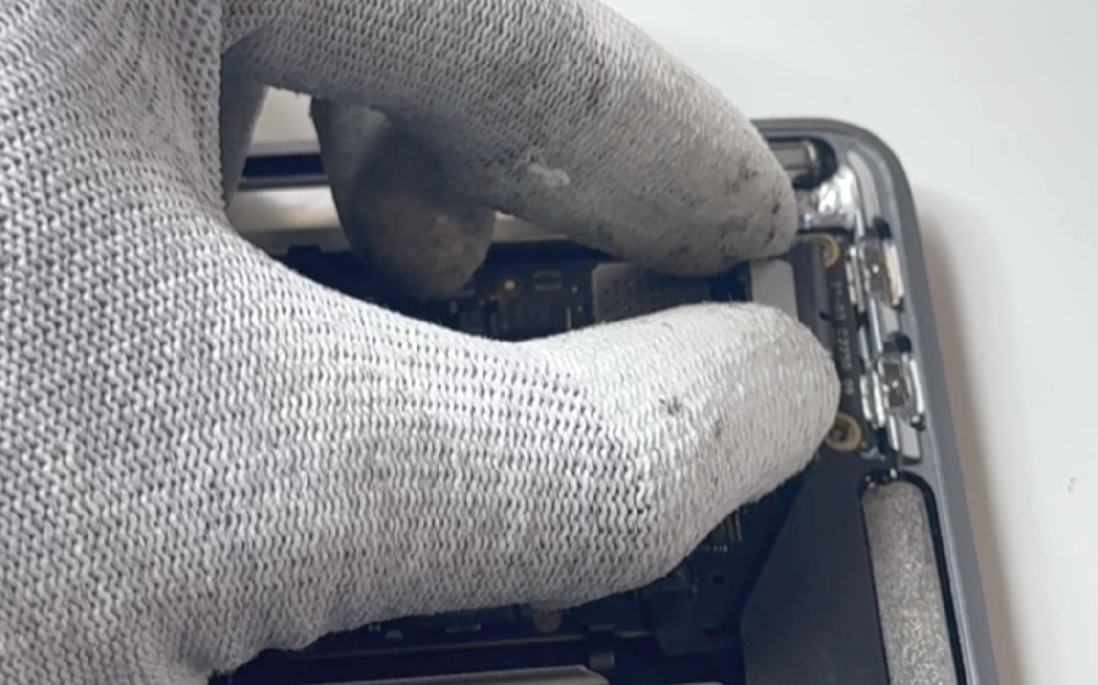 Comment changer le connecteur de charge sur Macbook Air 13 pouces M1 A2337 EMC 3598 - 2020 photo 2