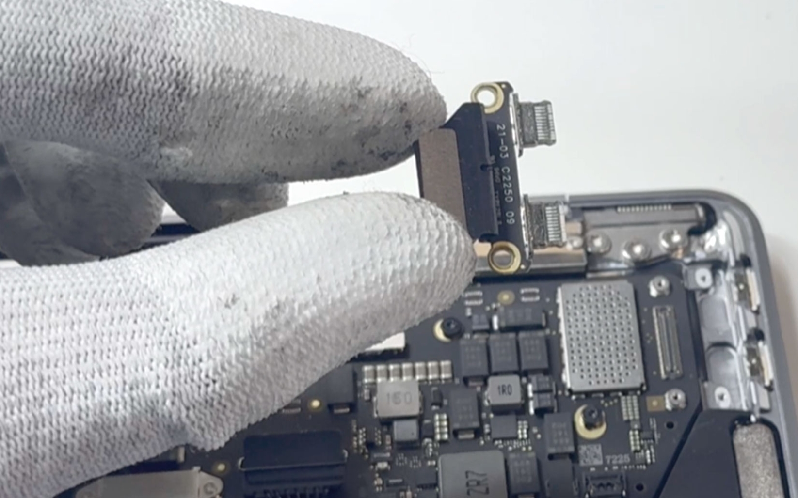 Comment changer le connecteur de charge sur Macbook Air 13 pouces M1 A2337 EMC 3598 - 2020 photo 3