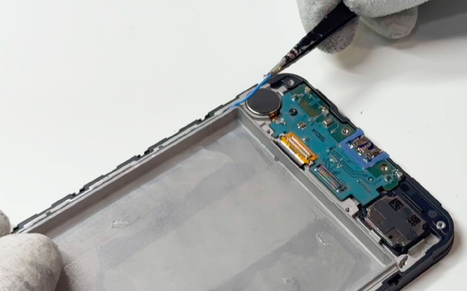 Comment changer le bloc écran sur Galaxy A17 4G photo 2