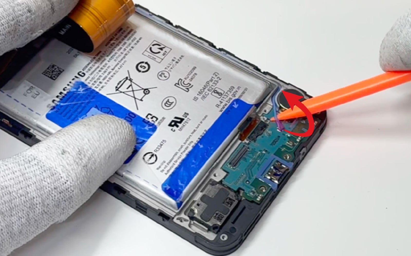 Comment changer le connecteur de charge sur Galaxy A17 4G photo 3