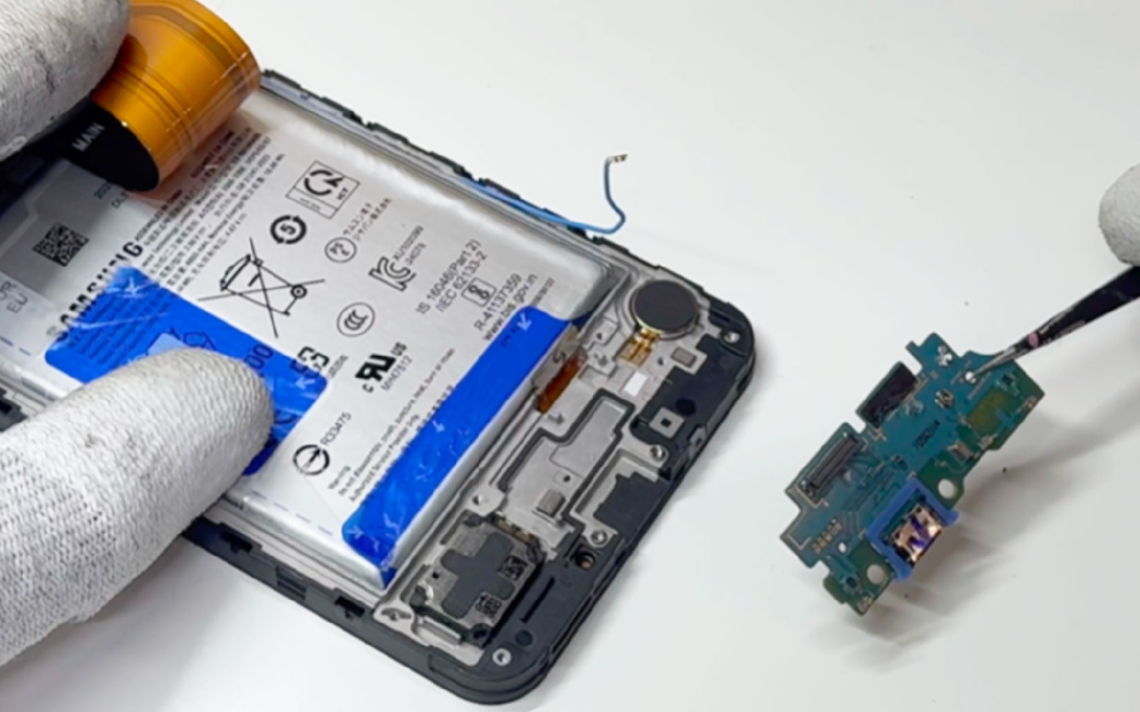 Comment changer le connecteur de charge sur Galaxy A17 4G photo 4