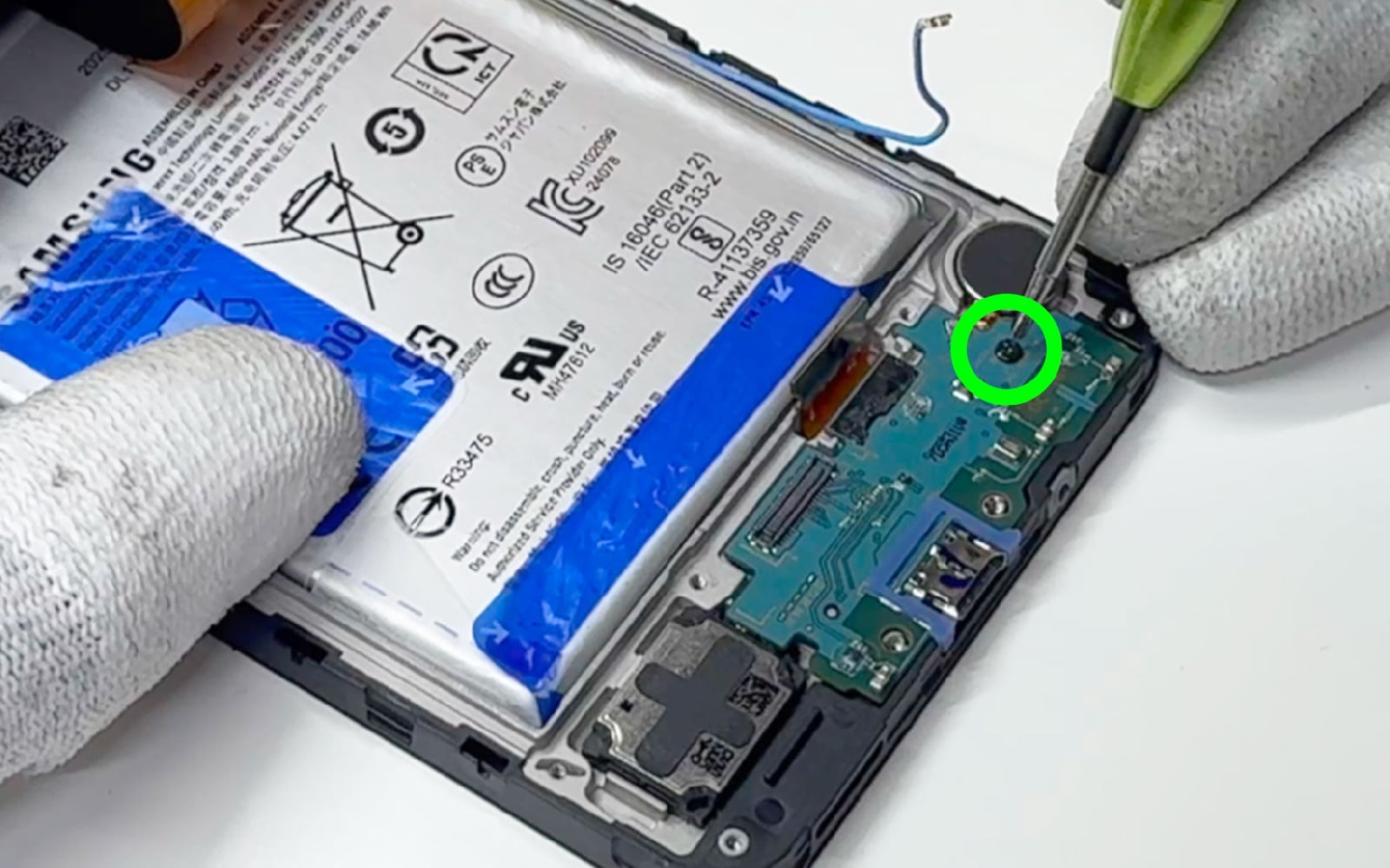 Comment changer la vitre arrière sur Galaxy A17 4G photo 2