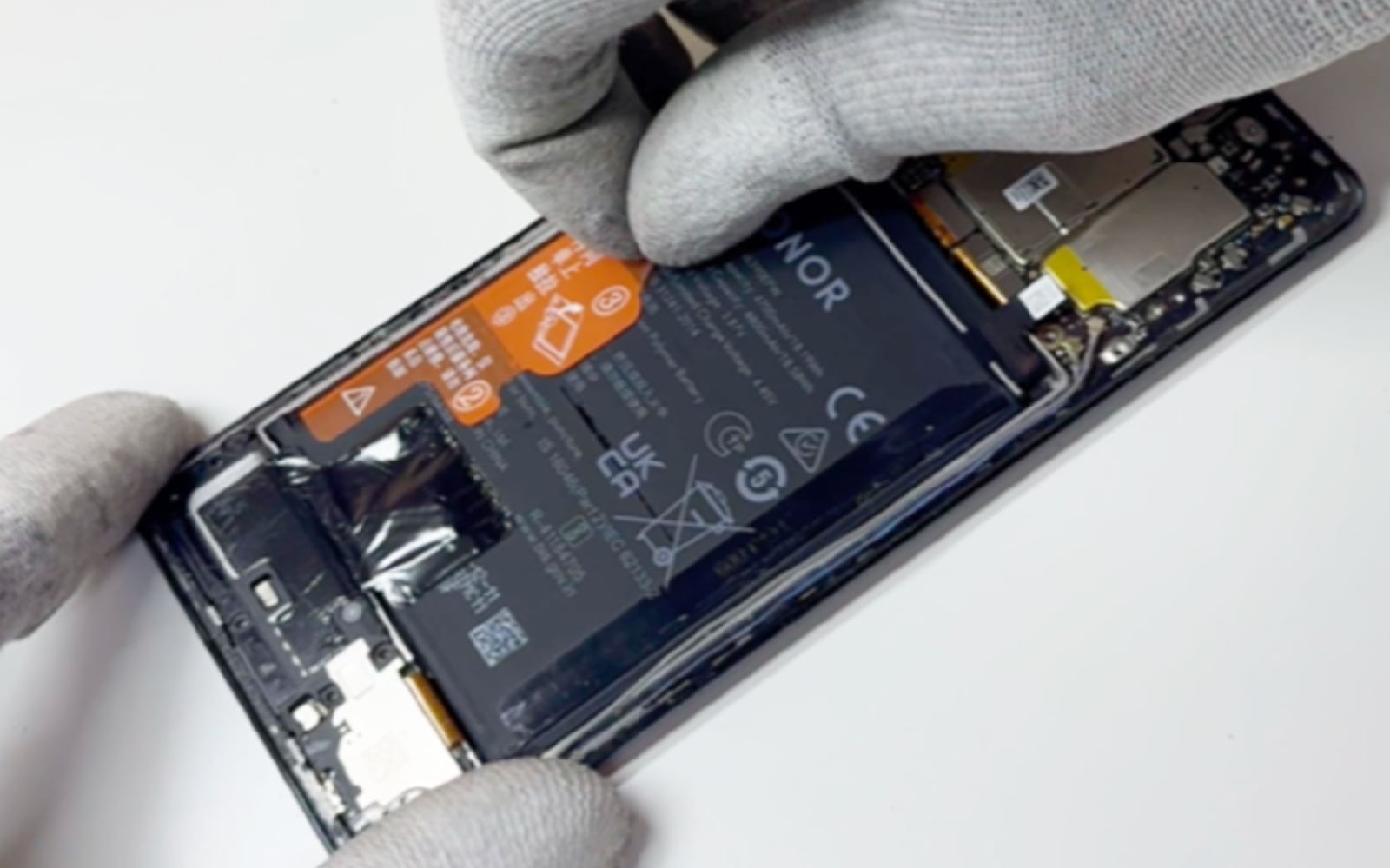 Comment changer la batterie sur Honor 70 photo 3