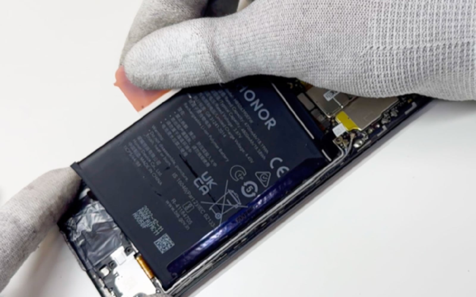 Comment changer la batterie sur Honor 70 photo 2