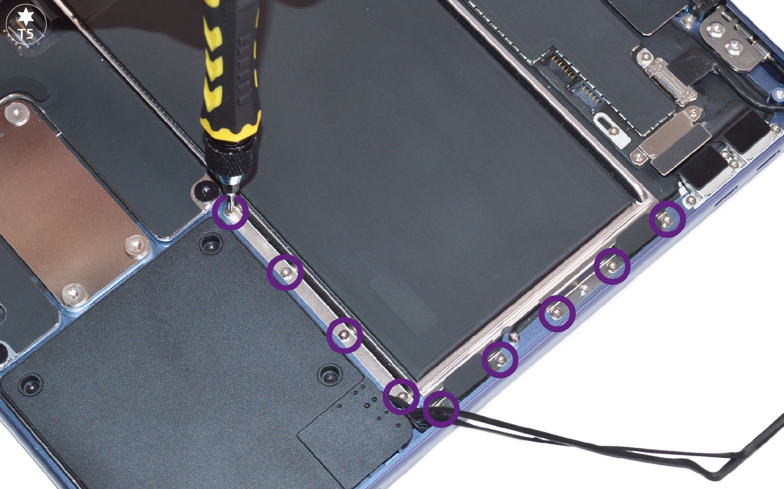 Comment changer la batterie sur Macbook Neo 13 pouces photo 2