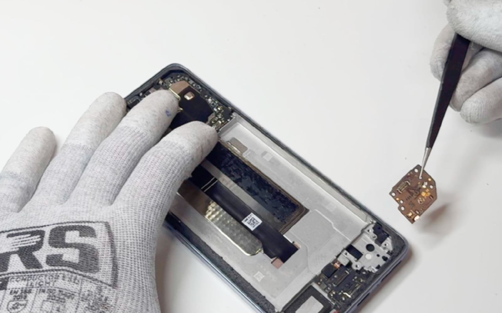 Comment changer le bloc écran sur Redmi Note 13 Pro+ photo 2