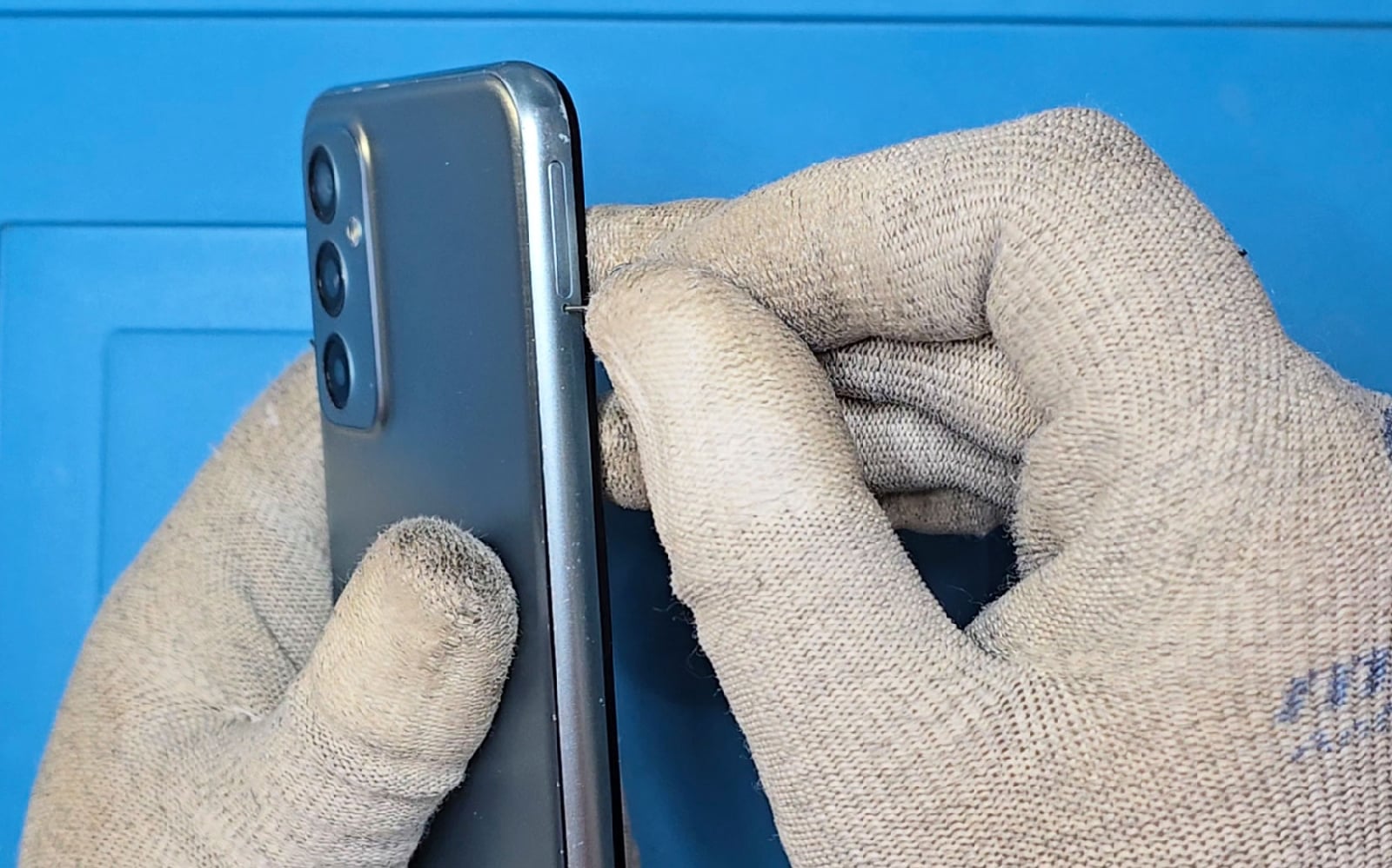 Comment changer la batterie sur Galaxy M23 photo 1