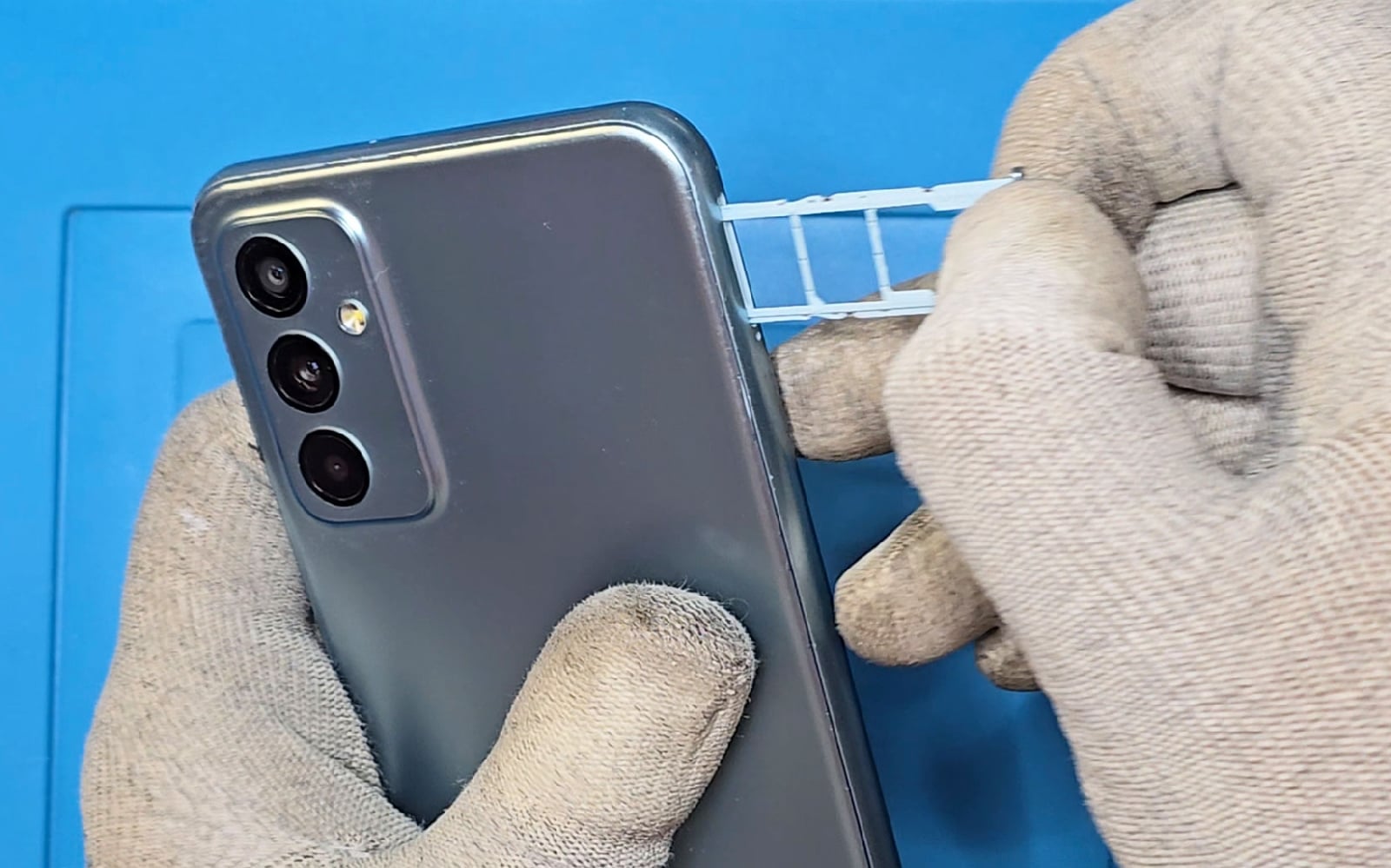 Comment changer la batterie sur Galaxy M23 photo 2