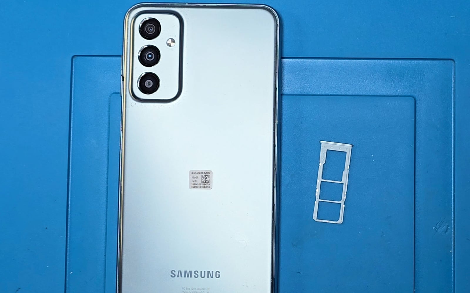 Comment changer la batterie sur Galaxy M23 photo 3