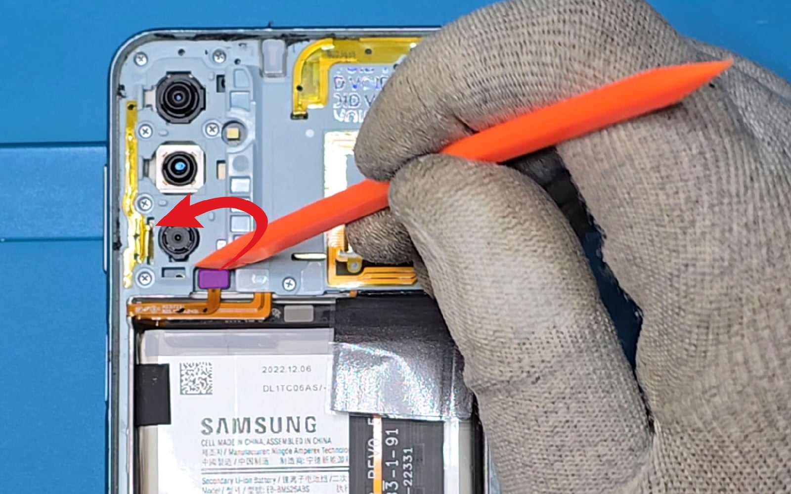 Comment changer la batterie sur Galaxy M23 photo 1