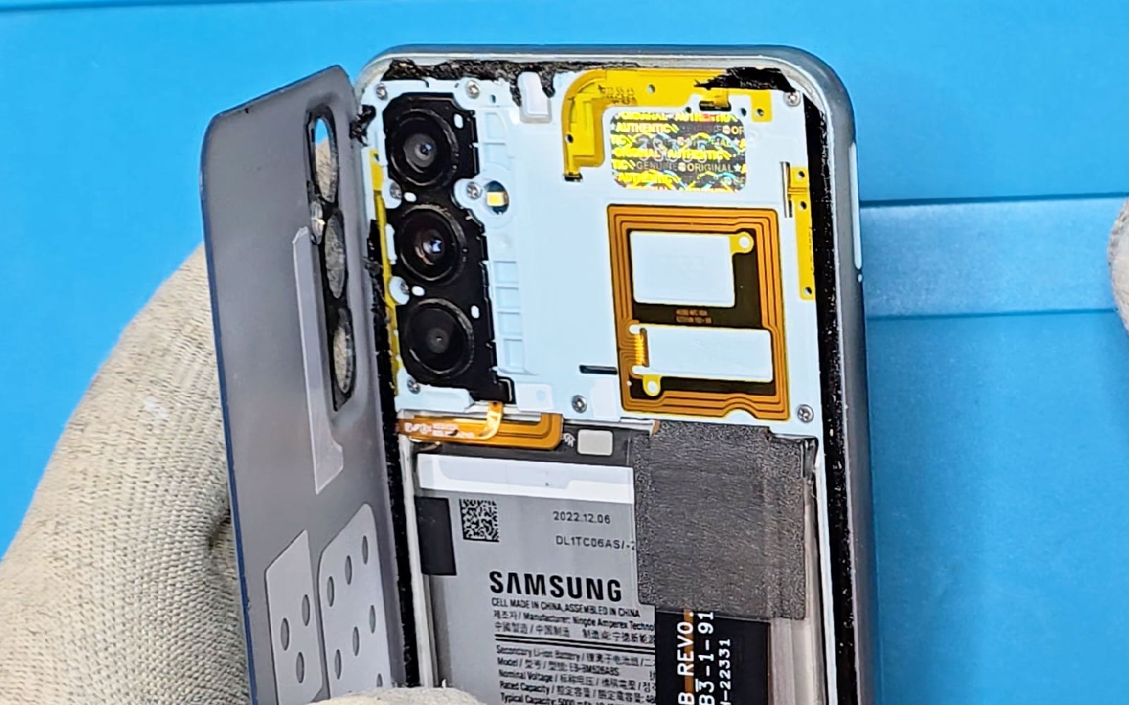 Comment changer la batterie sur Galaxy M23 photo 1