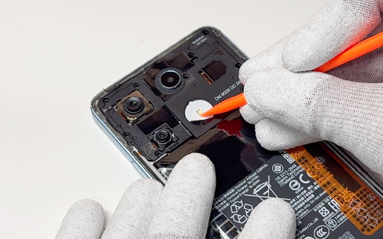 Comment changer la batterie sur Redmi Note 13 (4G) photo 2
