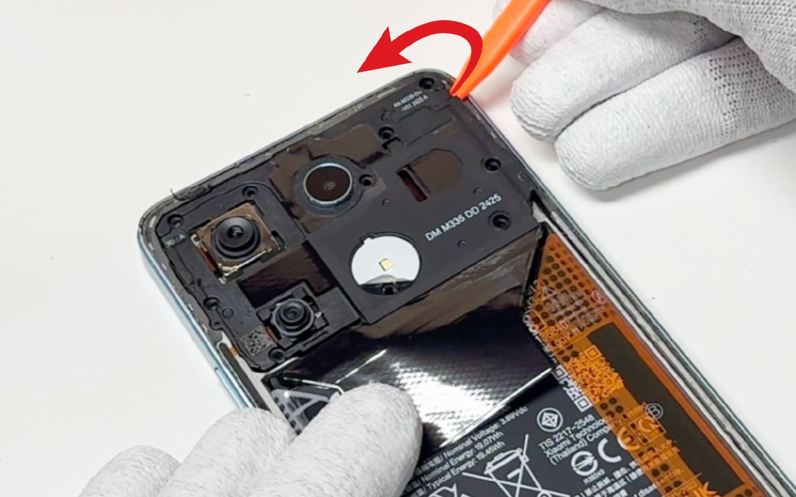 Comment changer la batterie sur Redmi Note 13 (4G) photo 4