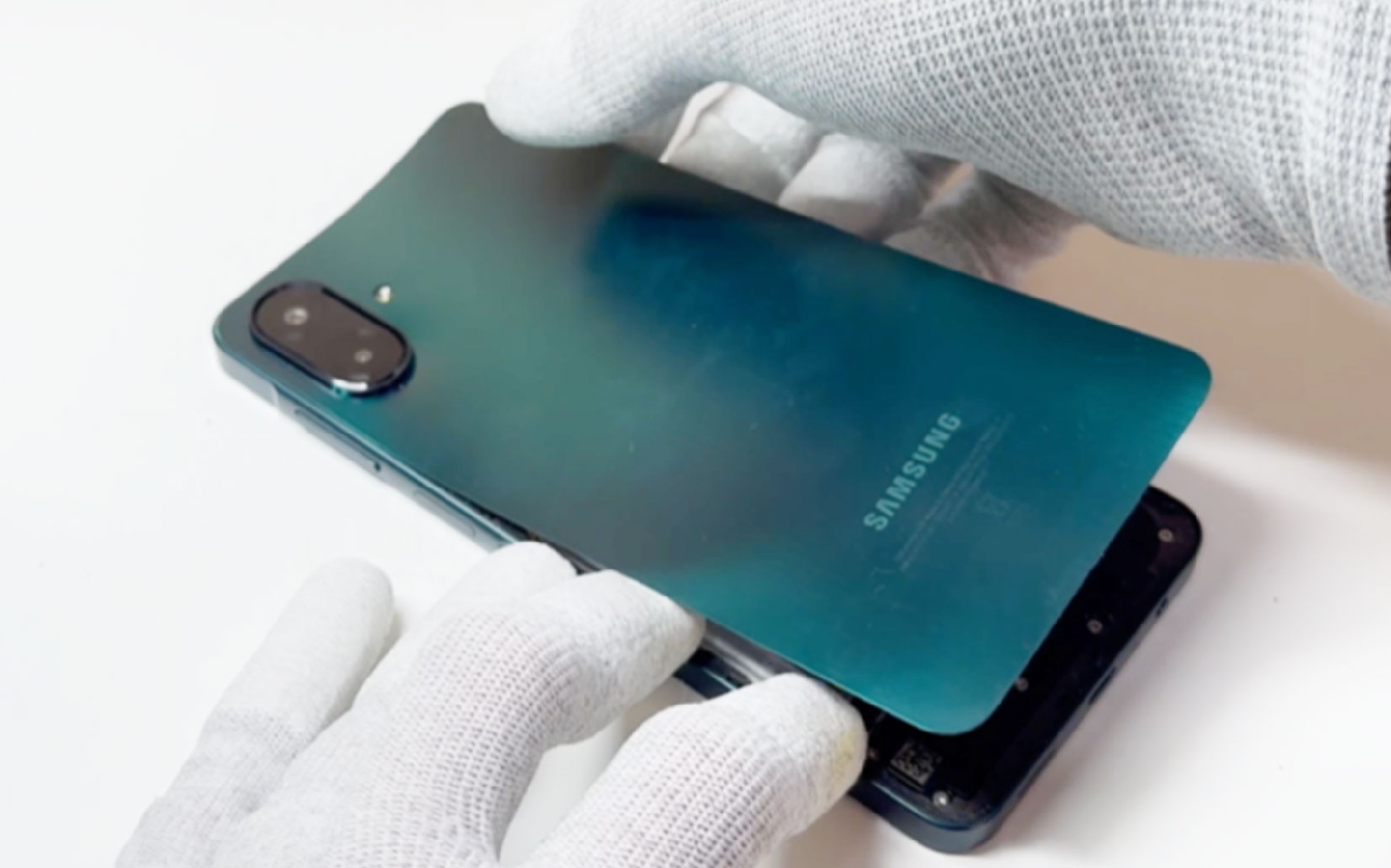 Comment changer la vitre arrière sur Galaxy A07 4G photo 4