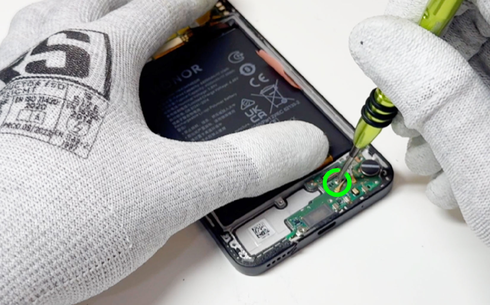 Comment changer le connecteur de charge sur Honor 90 Lite photo 1