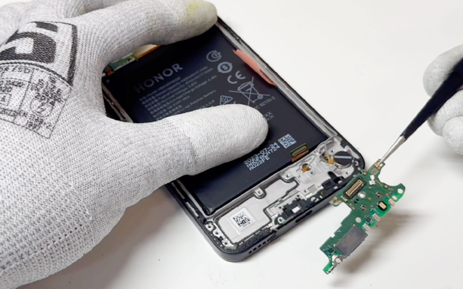 Comment changer le connecteur de charge sur Honor 90 Lite photo 3