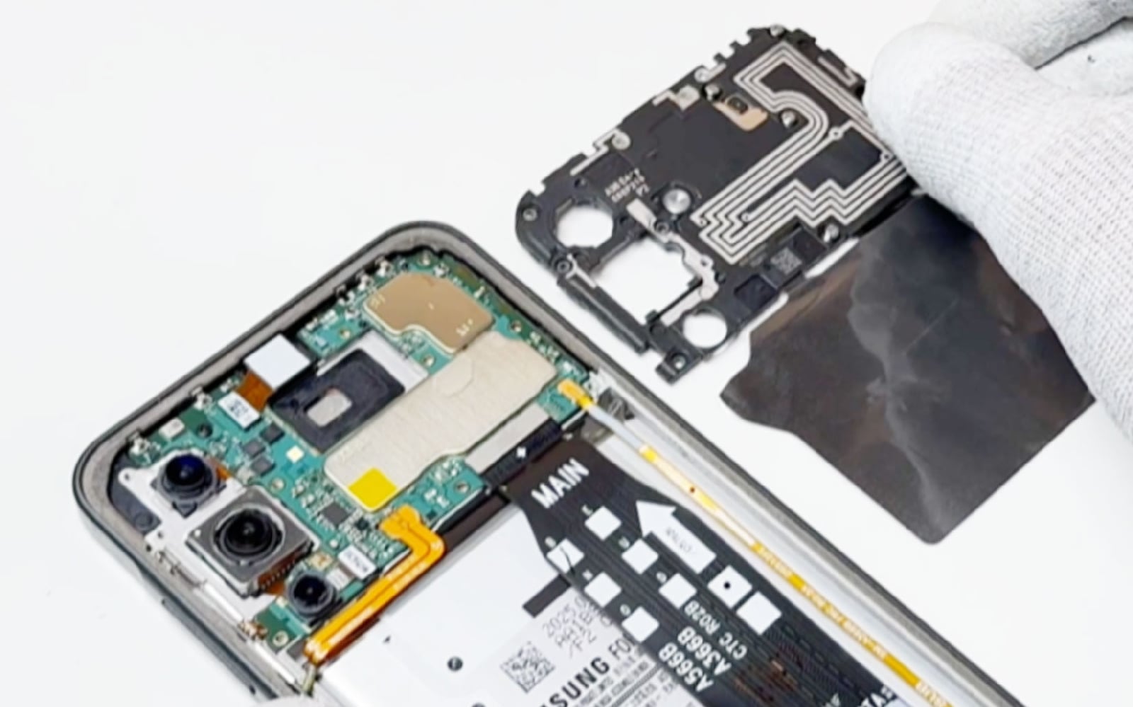 Comment changer la batterie sur Galaxy A36 (5G) photo 3