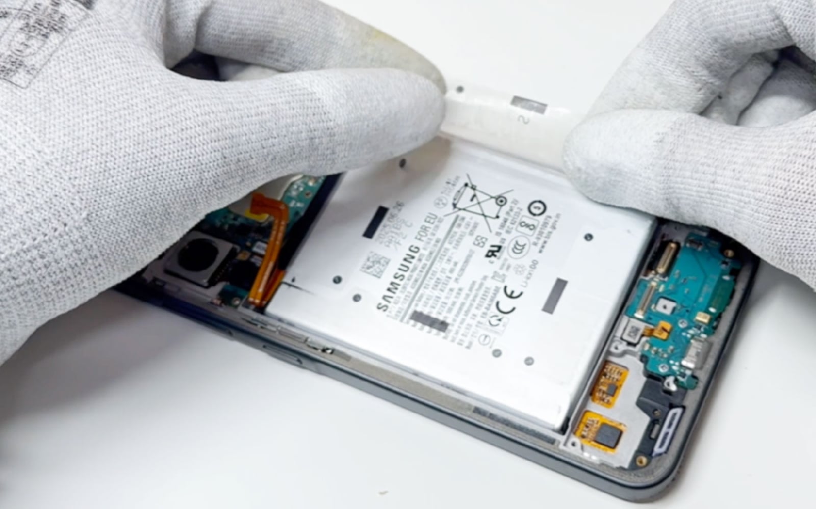 Comment changer la batterie sur Galaxy A36 (5G) photo 3