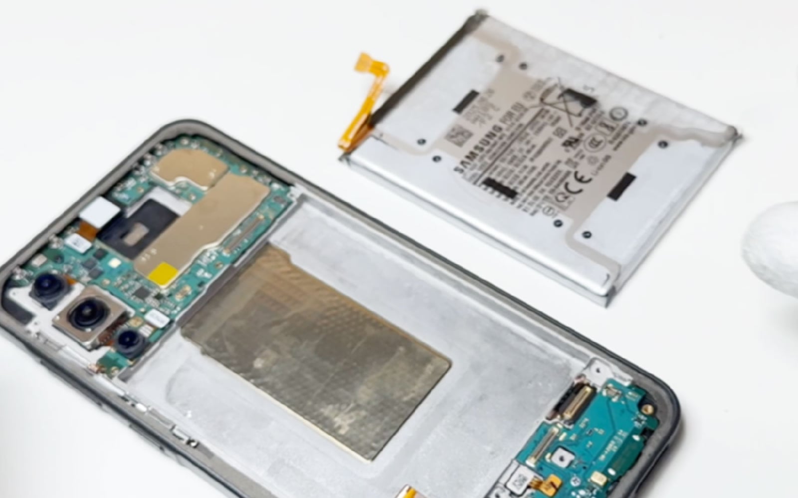 Comment changer la batterie sur Galaxy A36 (5G) photo 4