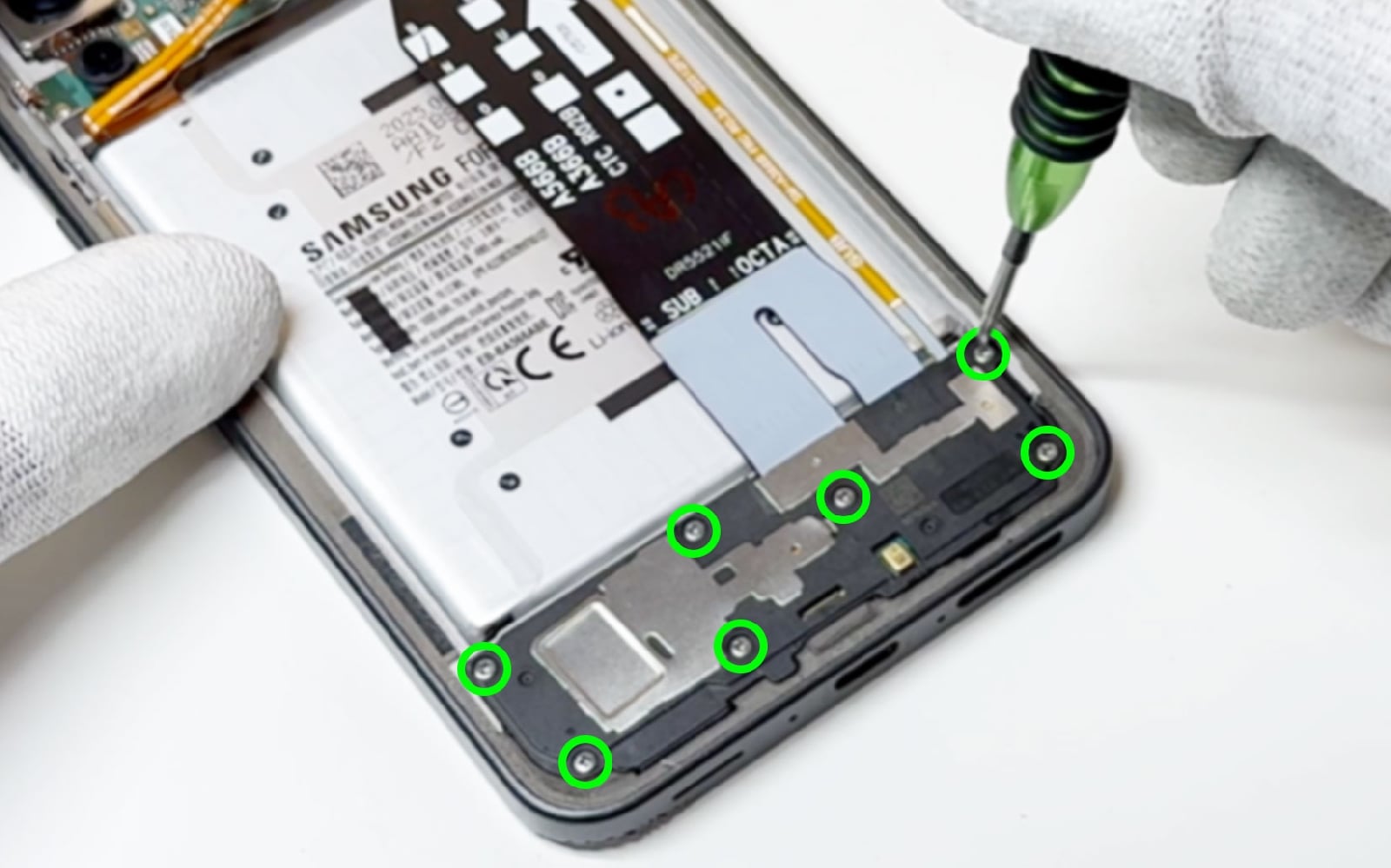 Comment changer la batterie sur Galaxy A36 (5G) photo 1
