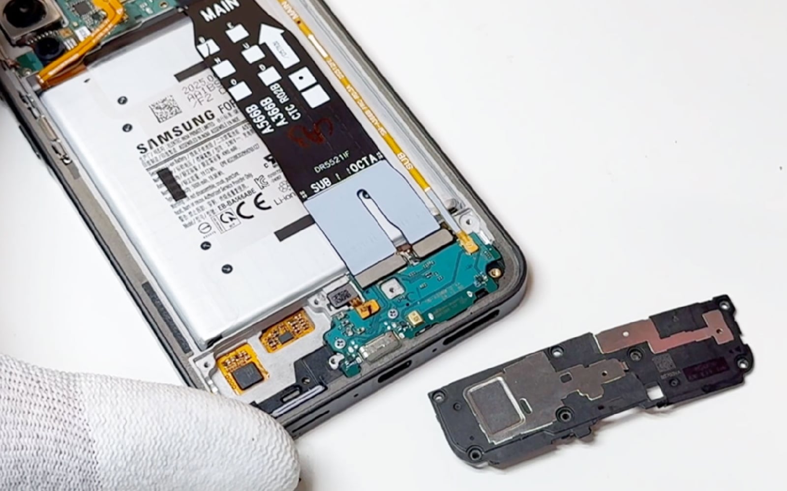 Comment changer la batterie sur Galaxy A36 (5G) photo 3
