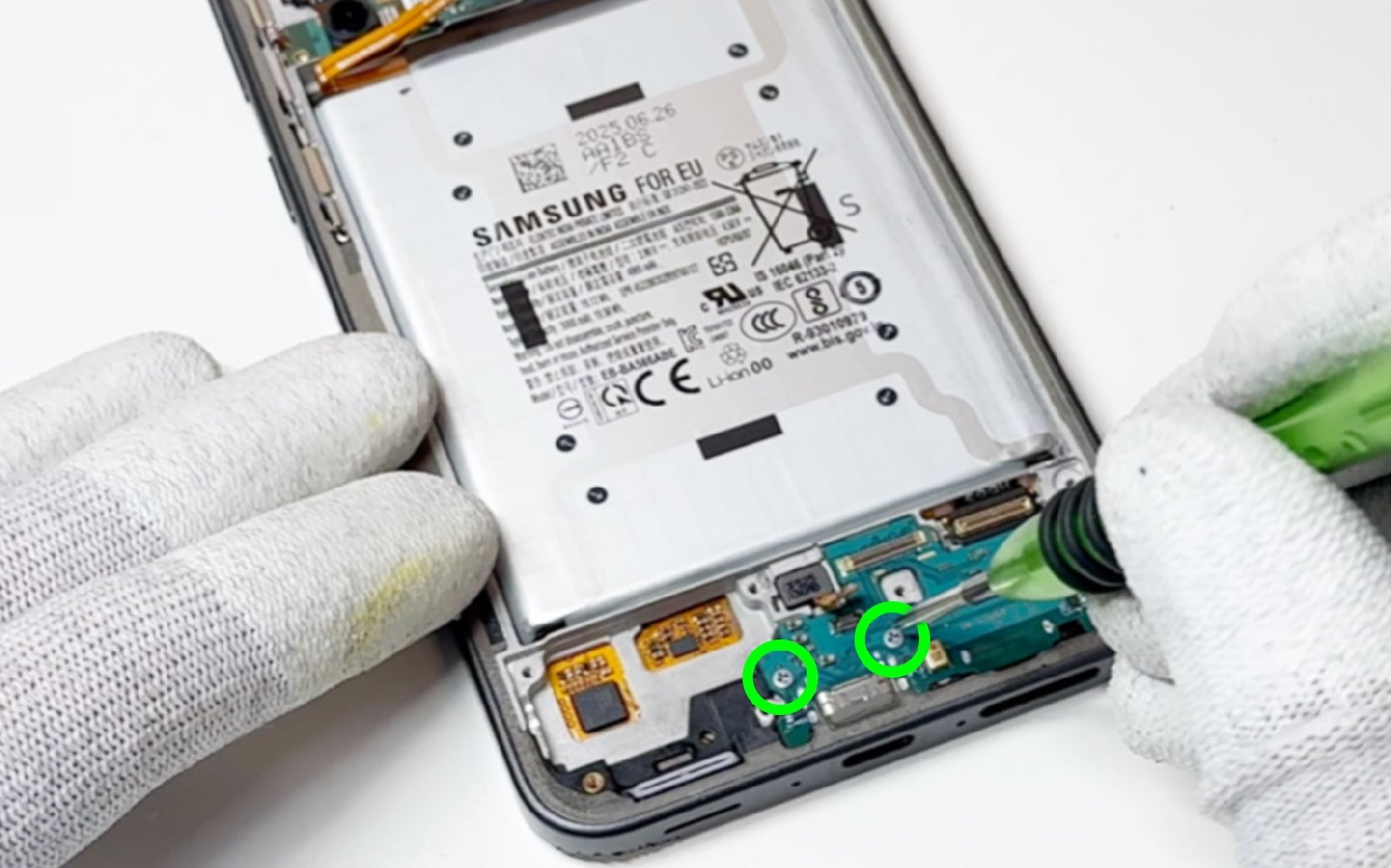 Comment changer le connecteur de charge sur Galaxy A36 (5G) photo 2