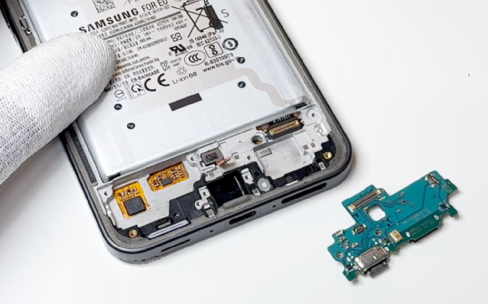 Comment changer le connecteur de charge sur Galaxy A36 (5G) photo 4