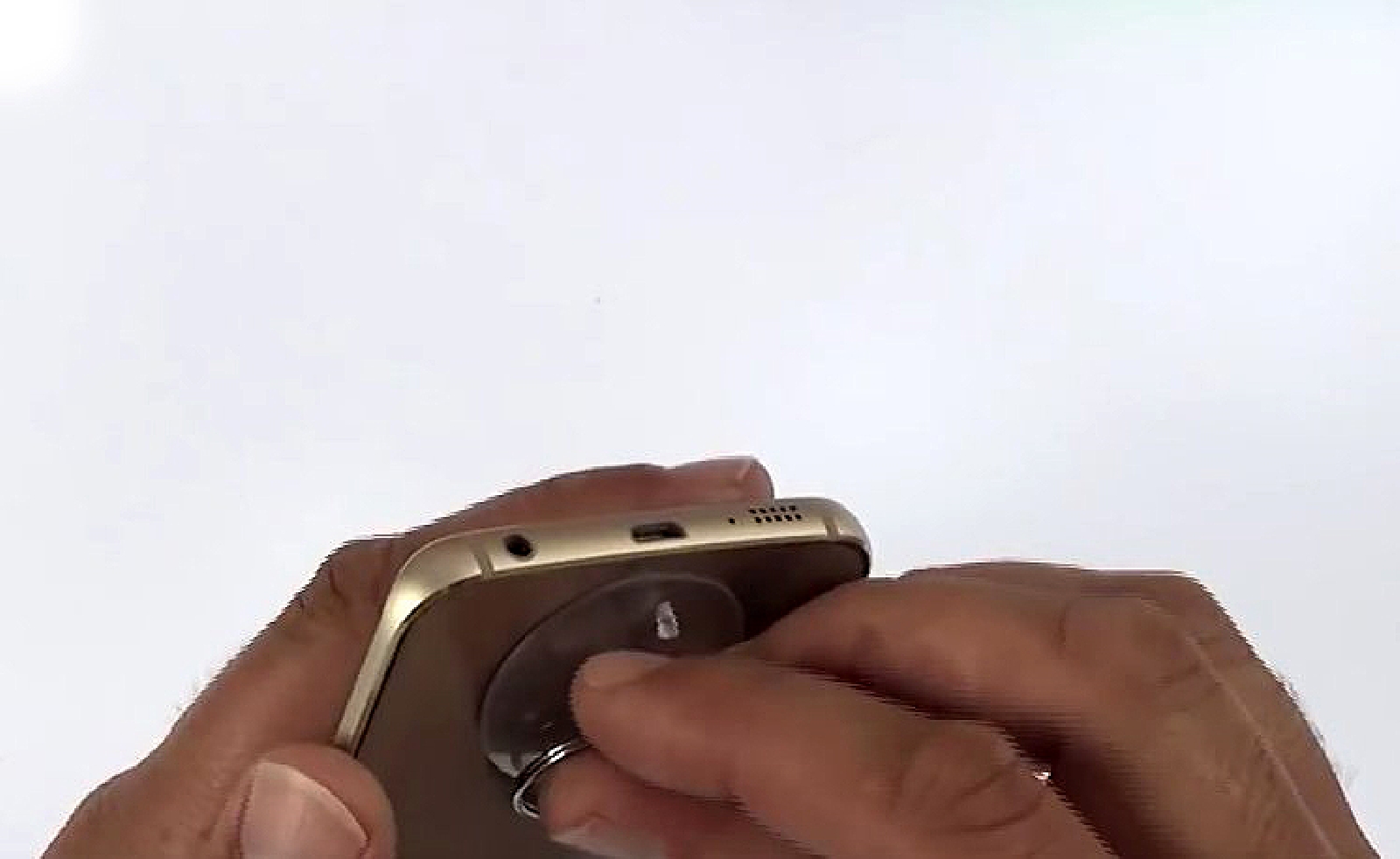 Changement de vitre arrière sur Galaxy S6 Edge photo 1