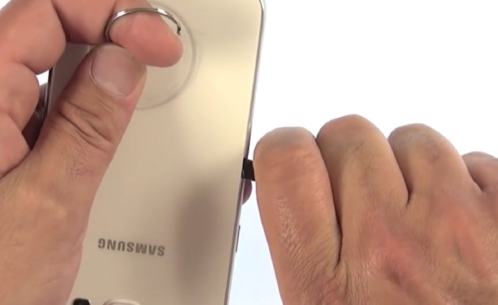 Changement de vitre arrière sur Galaxy S6 photo 3