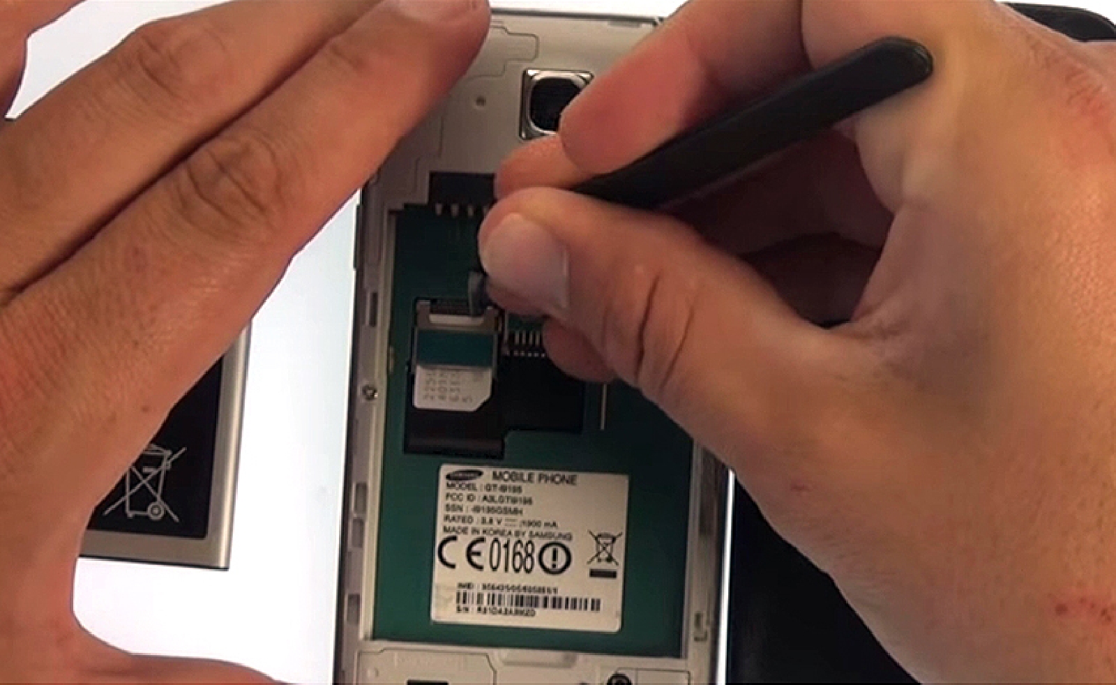 Changement d'écran (vitre+AMOLED) sur Galaxy S4 Mini photo 3