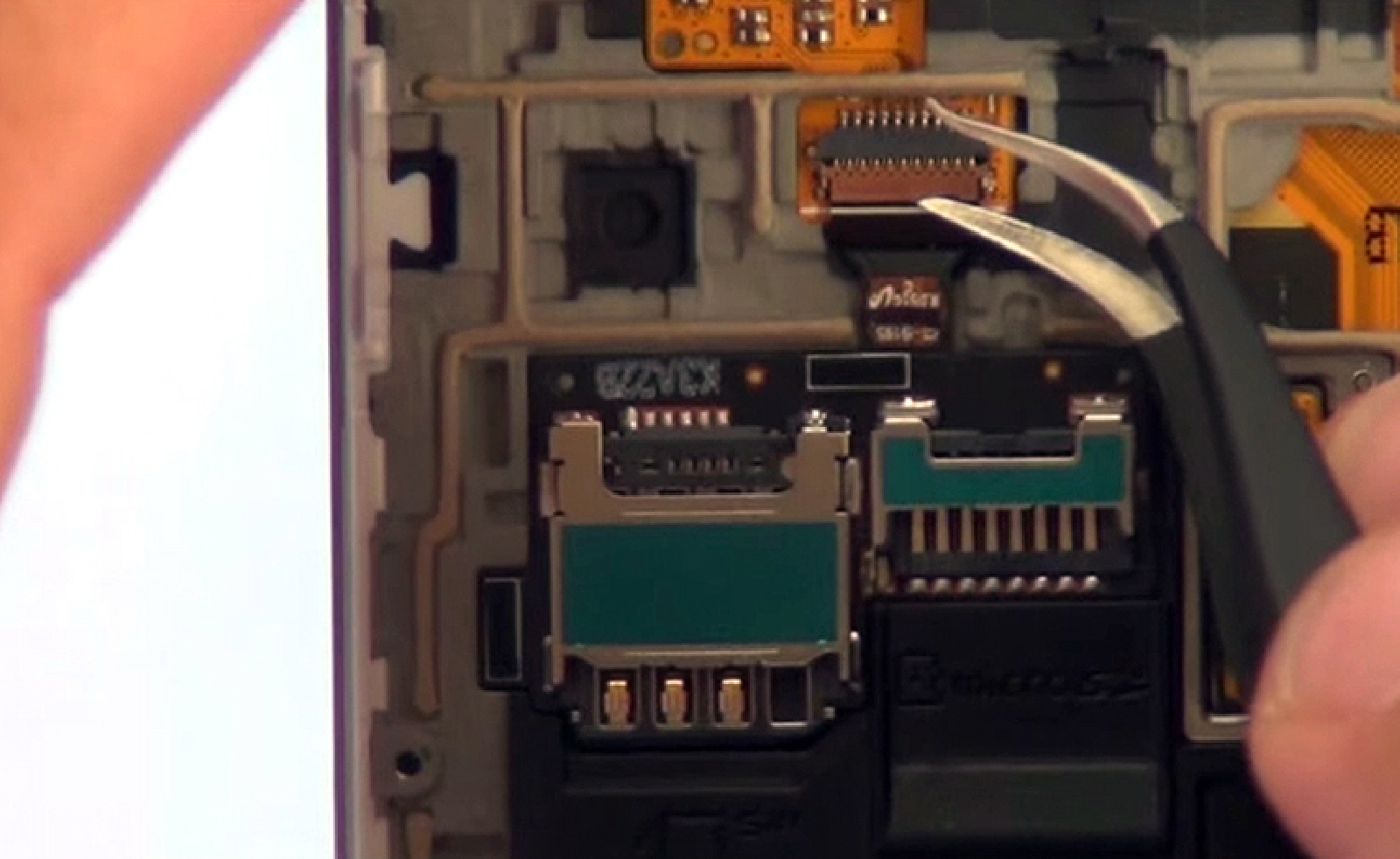 Changement d'écran (vitre+AMOLED) sur Galaxy S4 Mini photo 1