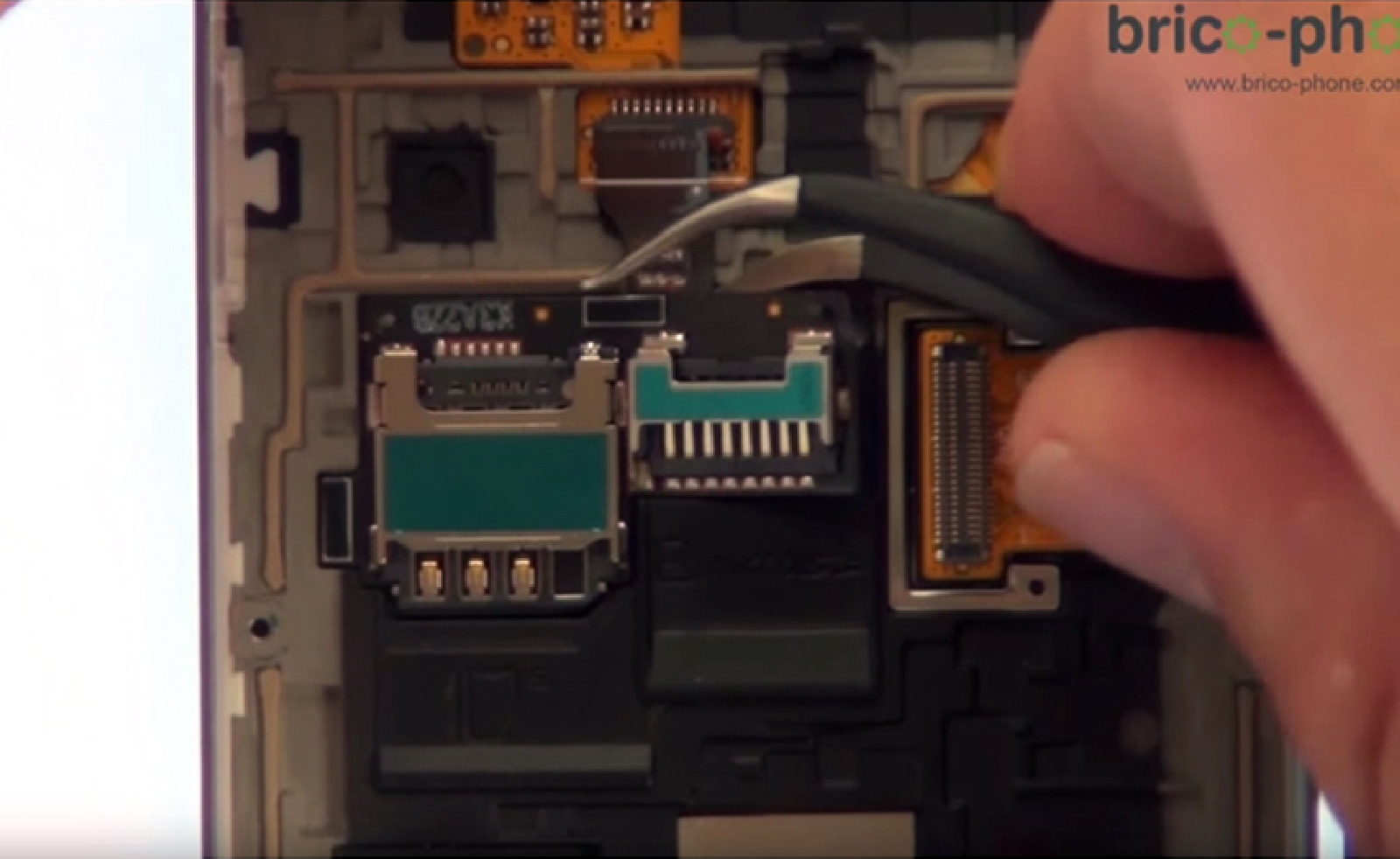 Changement d'écran (vitre+AMOLED) sur Galaxy S4 Mini photo 3