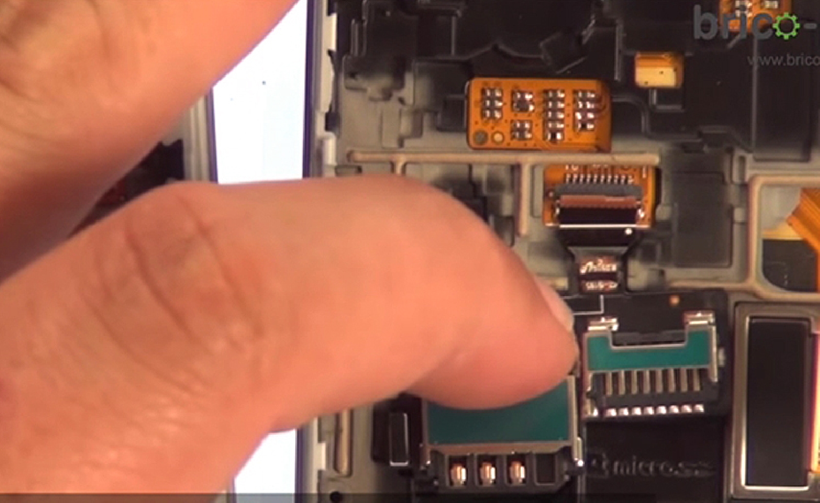 Changement d'écran (vitre+AMOLED) sur Galaxy S4 Mini photo 4