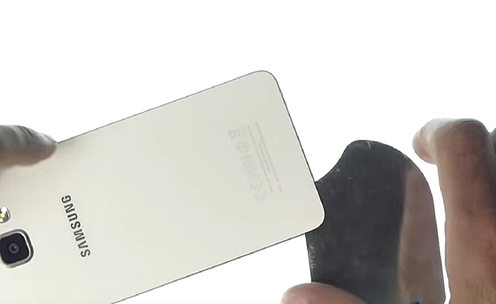 Changement de vitre arrière sur Galaxy A5 2016 photo 2