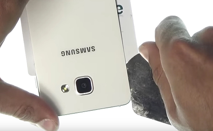 Changement de vitre arrière sur Galaxy A3 2016 photo 1