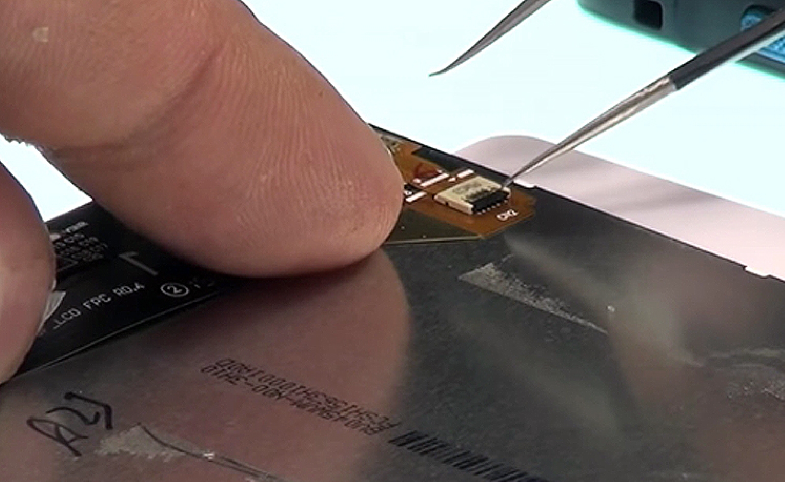 Changement d'écran (vitre+LCD) sur Galaxy Xcover 3 photo 3