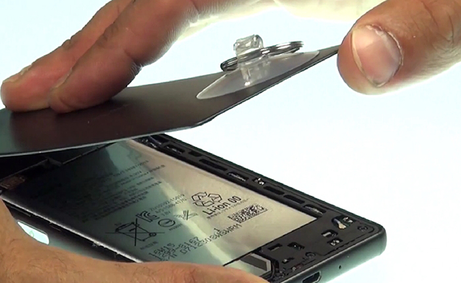 Changement d'écran (vitre+châssis+LCD) sur Xperia X - X Dual photo 4