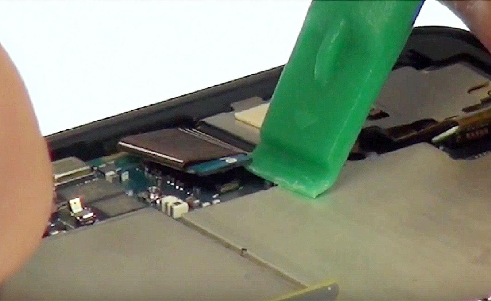 Changement d'écran (vitre+châssis+LCD) sur Xperia X - X Dual photo 2