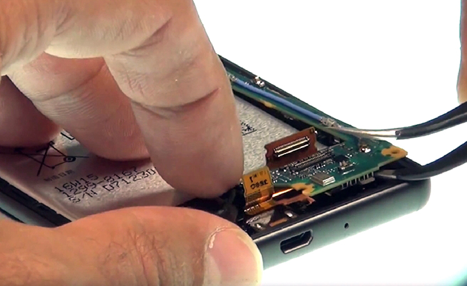 Changement d'écran (vitre+châssis+LCD) sur Xperia X - X Dual photo 1