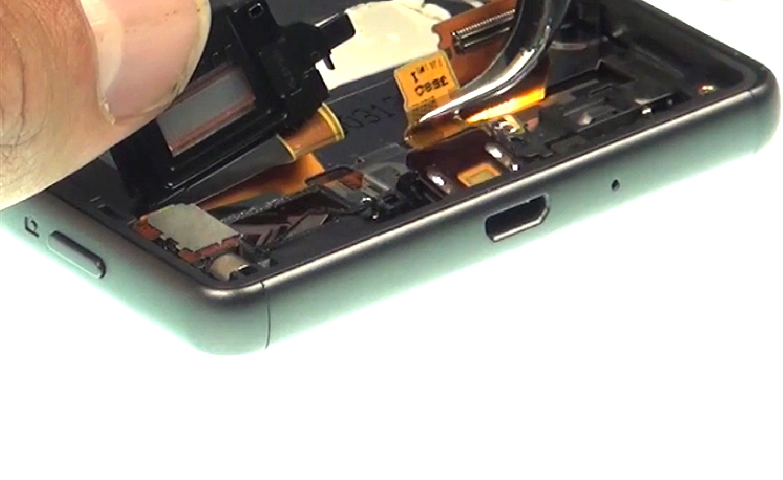 Changement d'écran (vitre+châssis+LCD) sur Xperia X - X Dual photo 2