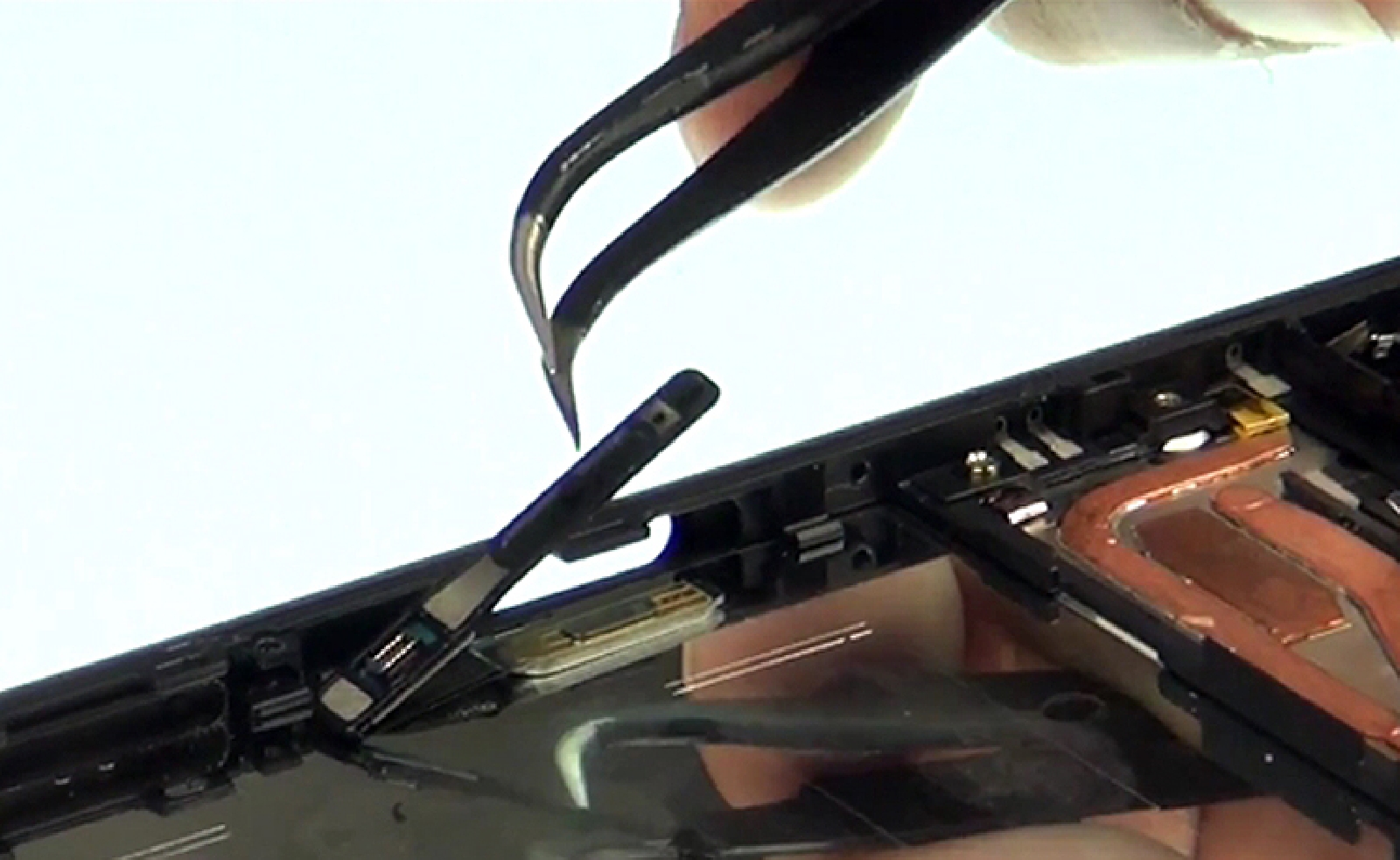 Changement d'écran (vitre+châssis+LCD) sur Xperia X - X Dual photo 1