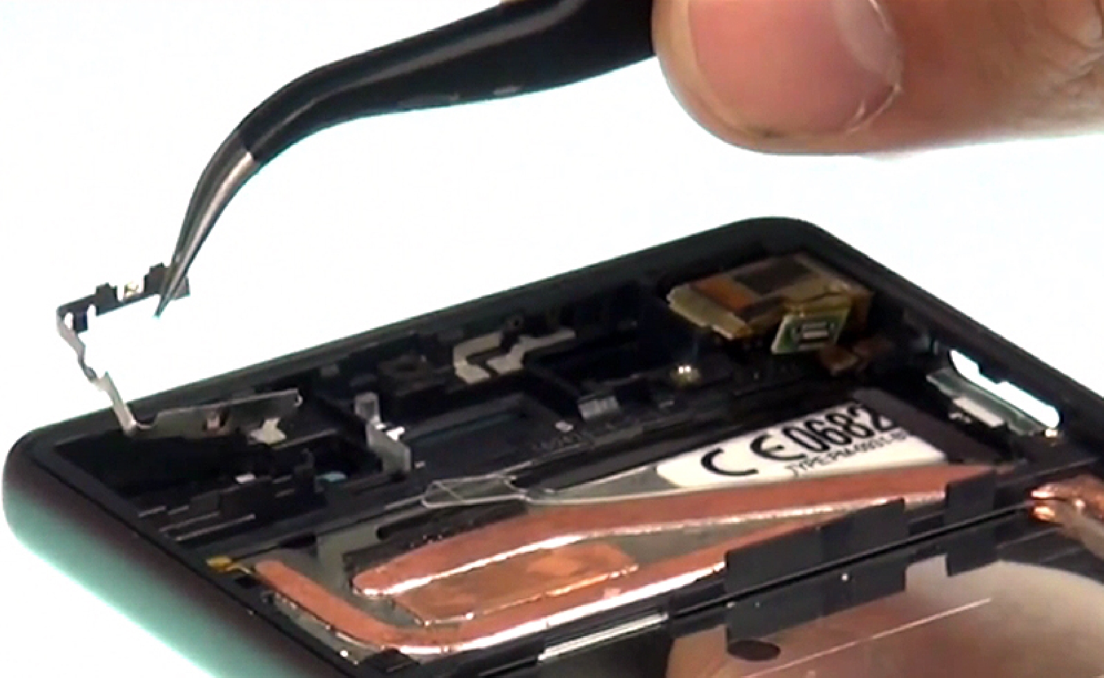 Changement d'écran (vitre+châssis+LCD) sur Xperia X - X Dual photo 2