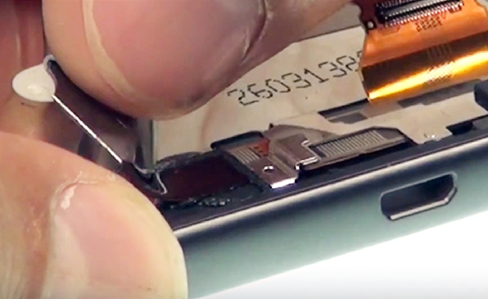 Changement d'écran (vitre+châssis+LCD) sur Xperia X - X Dual photo 4