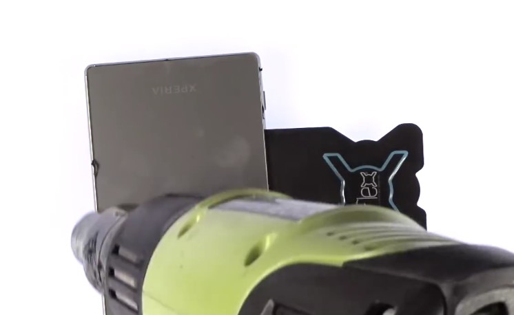 Changement d'écran (vitre+châssis+LCD) sur Xperia Z5 photo 1