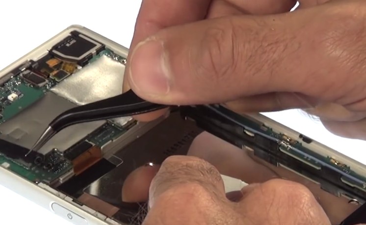 Changement d'écran (vitre+châssis+LCD) sur Xperia Z5 photo 1