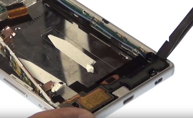 Changement d'écran (vitre+châssis+LCD) sur Xperia Z5 photo 1